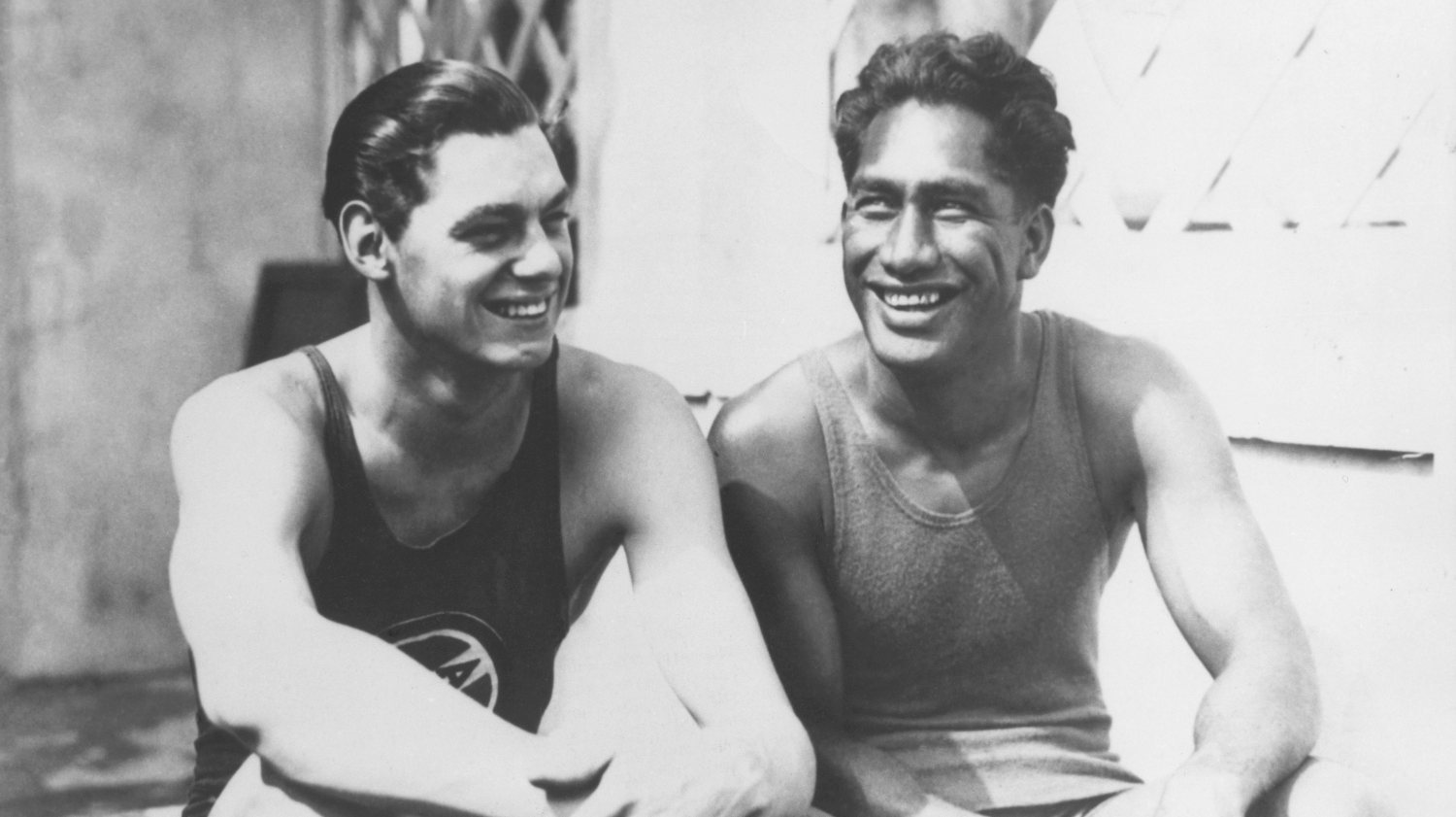 Johnny Weissmuller, que mais tarde seria o Tarzan no cinema, ganhou três ouros na natação (mais um bronze no polo aquático) frente a Duke Kahanamoku, ex-campeão olímpico e &quot;pai&quot; do surf