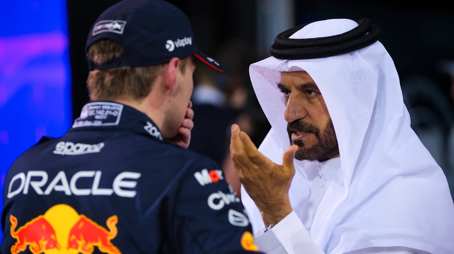 Mohammed Ben Sulayem, aqui em conversa com Max Verstappen, é uma das figuras com mais poder nos bastidores da Fórmula 1