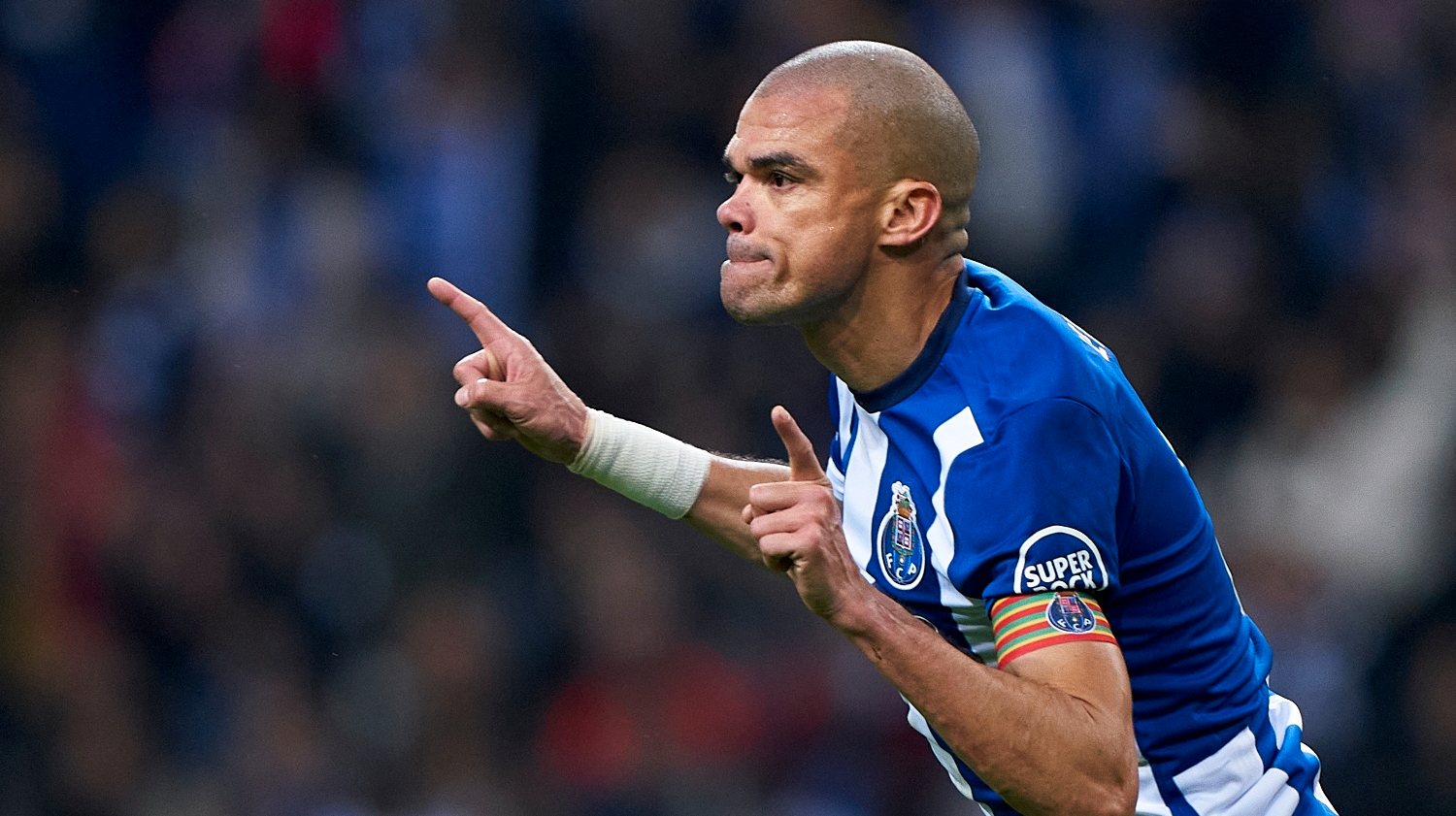 Pepe voltou aos golos quase um ano e meio depois e tornou-se o jogador mais velho de sempre a marcar na Liga dos Campeões