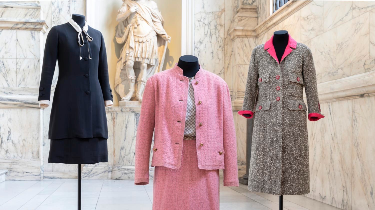 O tailleur em tweed continua a ser a imagem chave do estilo criado por Gabrielle Chanel e não poderia faltar na grande exposição que está a ser preparada. © Copyright Victoria and Albert Museum, London