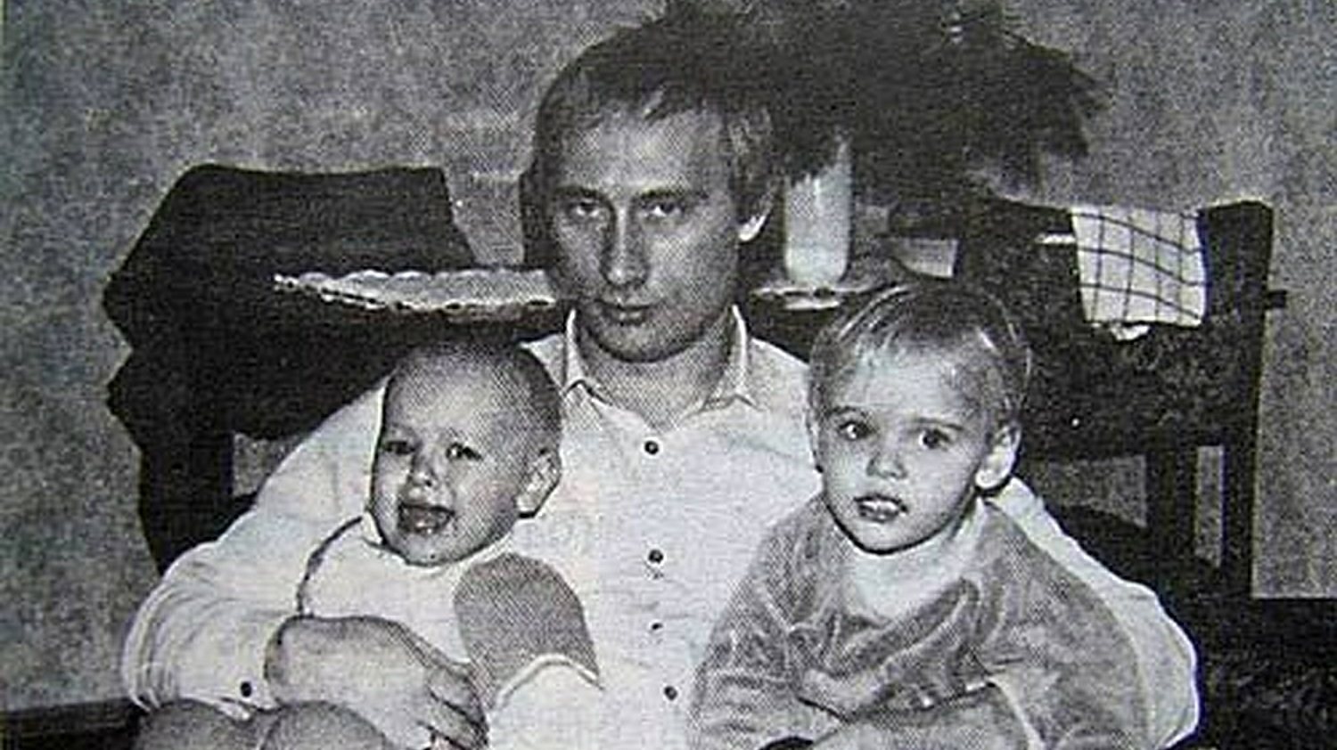 Vladimir Putin quando jovem com as filhas