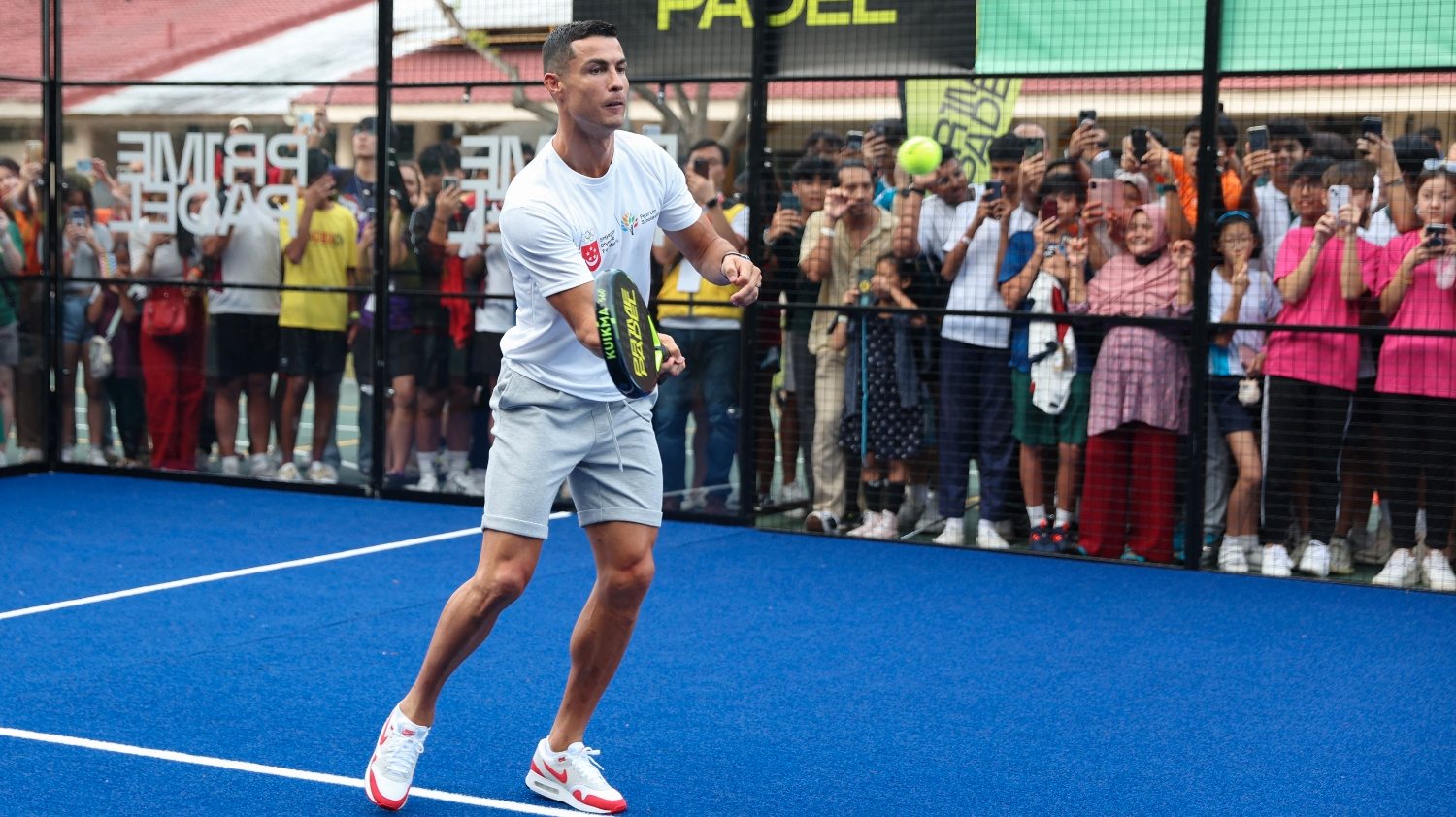 Cristiano Ronaldo aproveitou a visita a Singapura este verão para visitar o investimento do empresário Peter Lim e testar as suas qualidades no padel