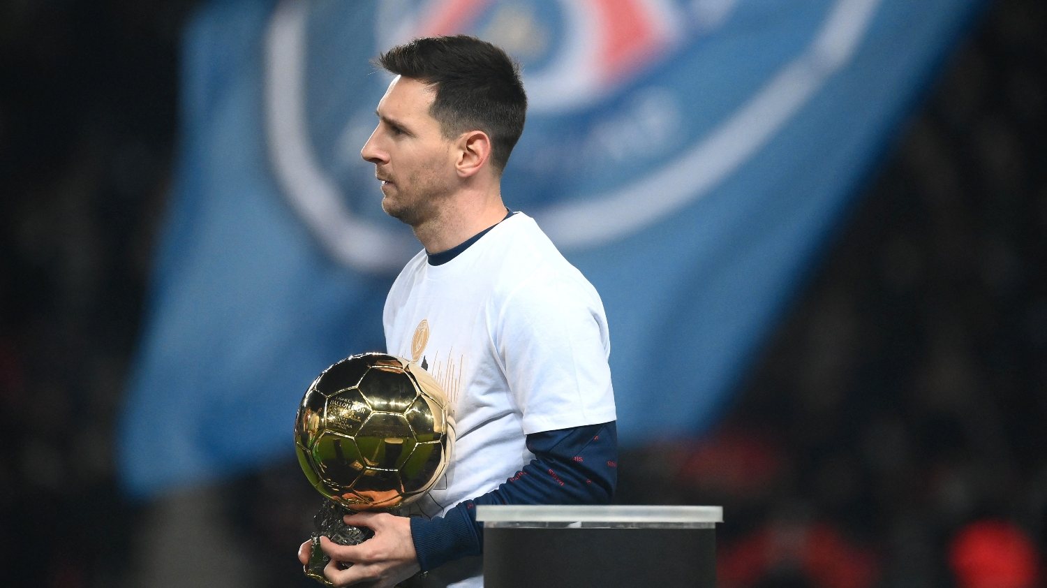 Lionel Messi recebeu a sétima Bola de Ouro da carreira menos de seis meses depois de chegar ao PSG