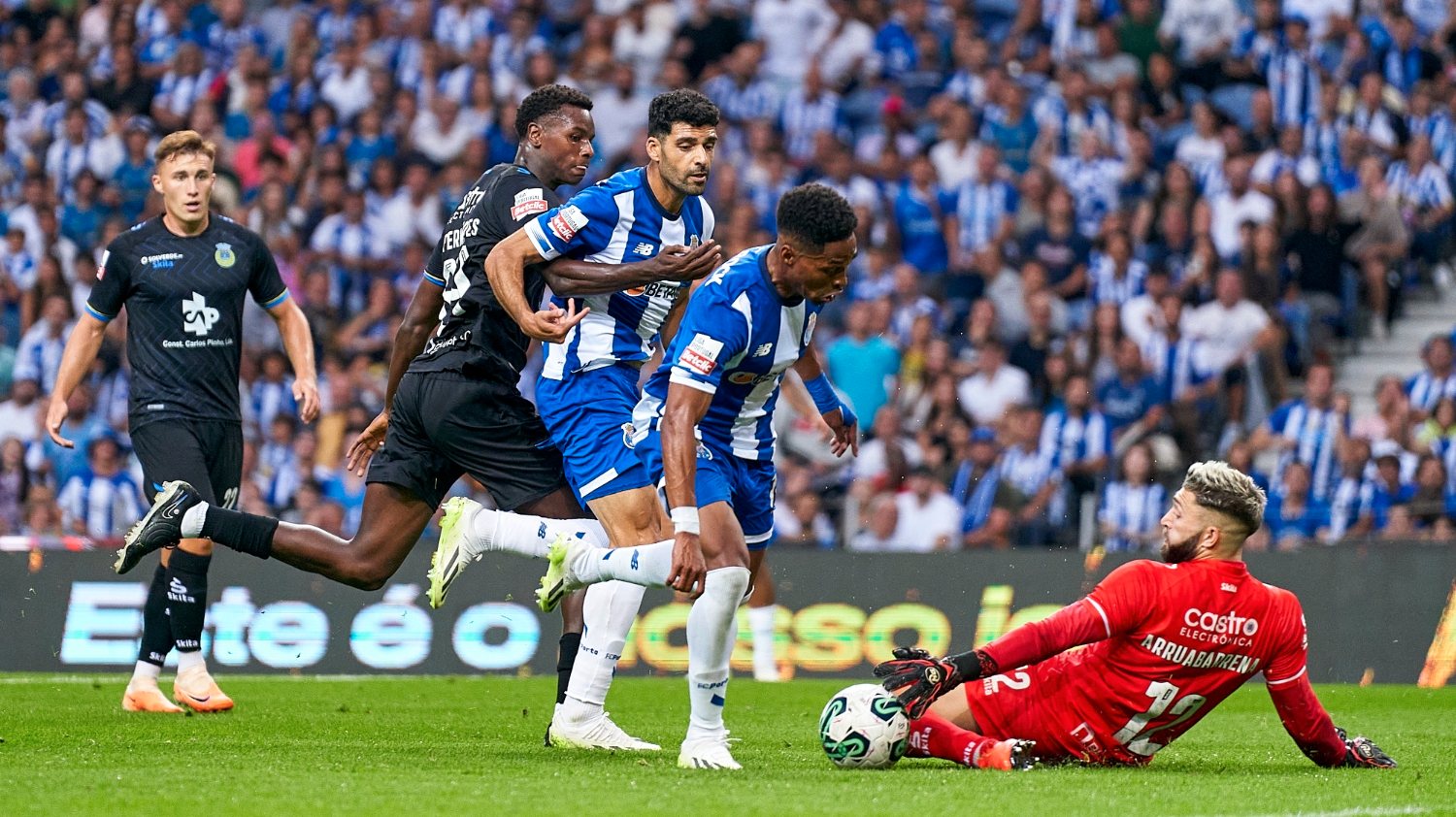 Jogo entre FC Porto e Arouca ficou marcado pela falha do VAR que levou a reversão de um penálti através de uma chamada telefónica e pelos mais de 20 minutos de descontos na segunda parte