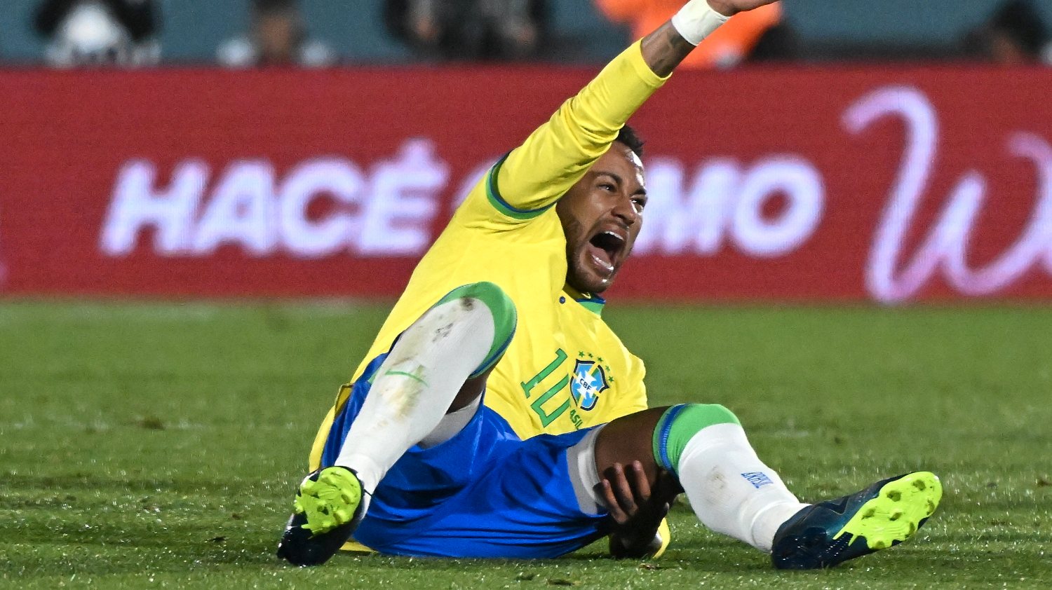 Neymar lesionou-se perto do intervalo do jogo do Brasil no Uruguai, quebrando uma série de jogos consecutivos após uma ausência de seis meses