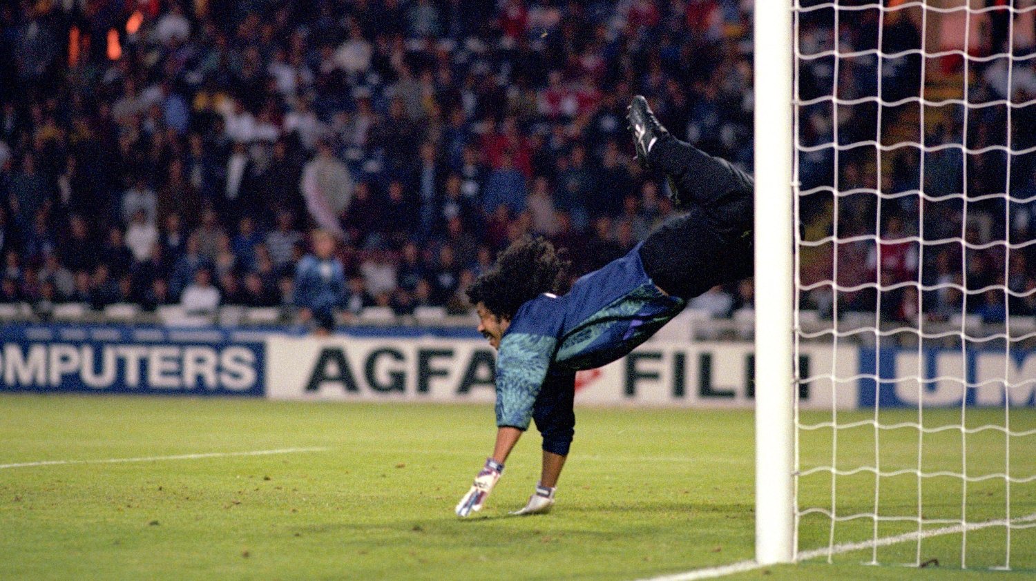 René Higuita deu um salto para a história quando arriscou a célebre &quot;Defesa do Escorpião&quot; num particular entre Colômbia e Inglaterra em pleno Estádio de Wembley