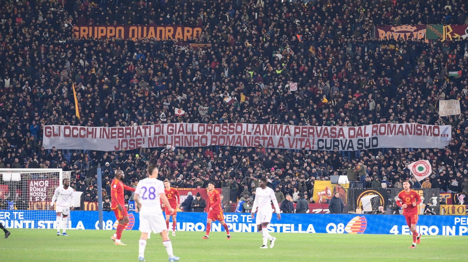 Curva Sul do Olímpico de Roma levantou duas tarjas de apoio a José Mourinho, que enfrenta mais um castigo, durante o encontro com a Fiorentina