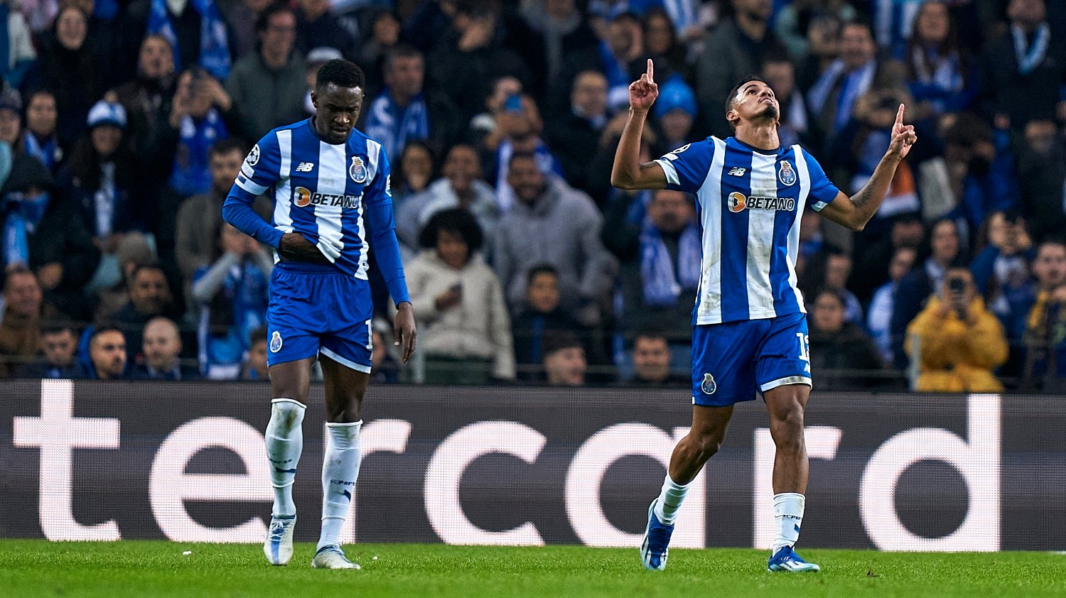 Galeno bisou na vitória por 5-3 do FC Porto ao Shakhtar que carimbou a passagem dos dragões aos oitavos da Champions