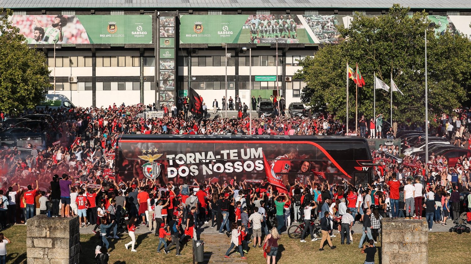 Jogo do Benfica em Vila do Conde promoveu um autêntico mar vermelho no Estádio dos Arcos para festejar triunfo por 1-0 dos lisboetas