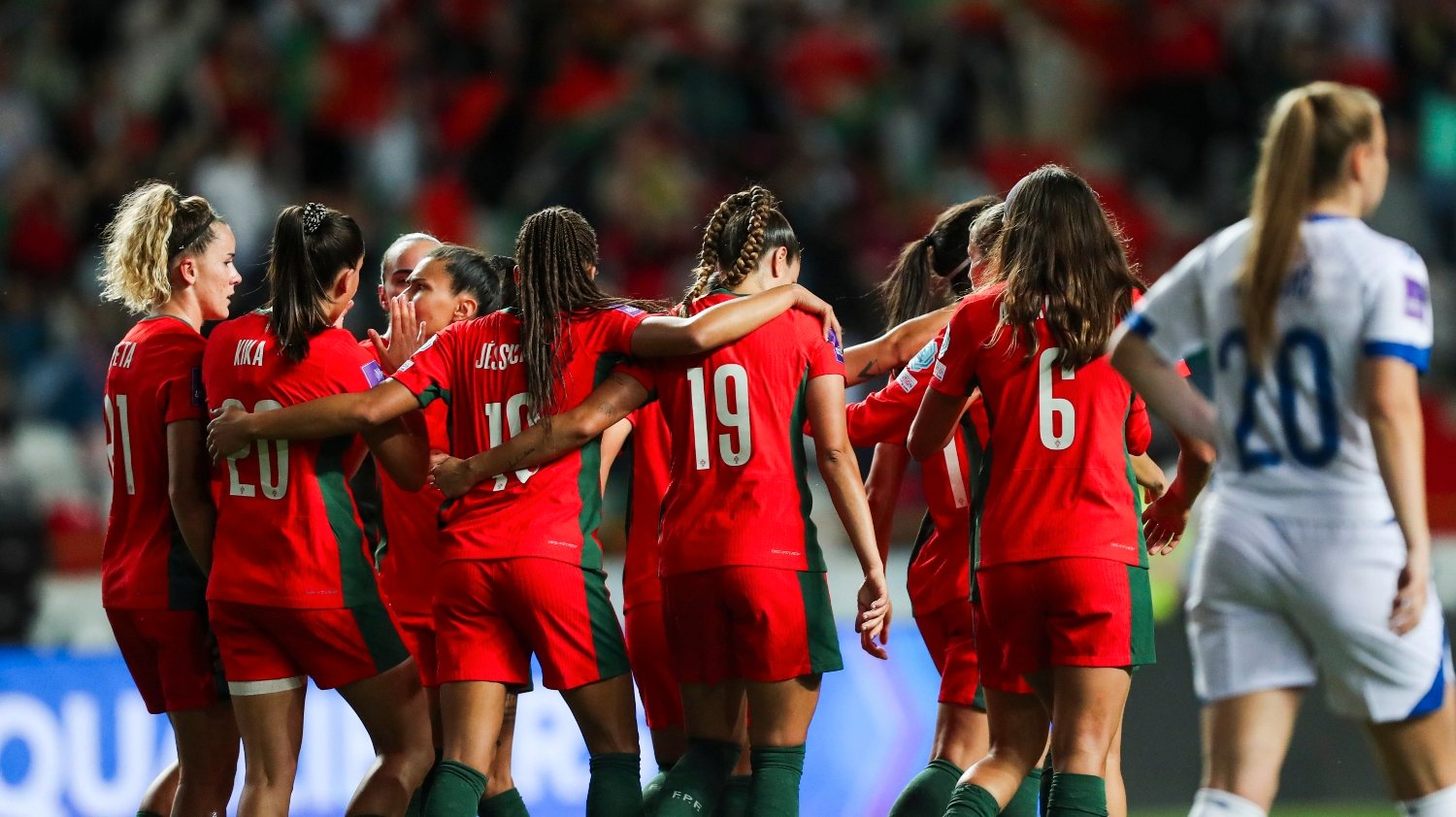 Portugal conseguiu desbloquear a partida com o primeiro golo marcado por Carole Costa e a partir daí tornou tudo num jogo ainda mais de sentido único