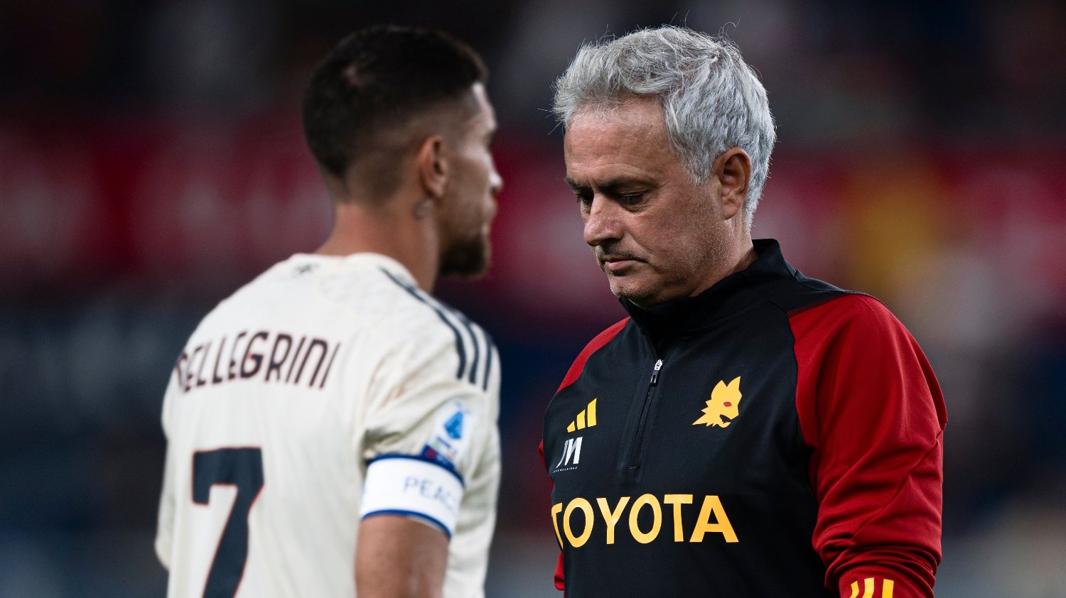 José Mourinho não terá gostado da forma como o plantel &quot;aceitou&quot; Daniele De Rossi, capitão Pellegrini ligou ao técnico para esclarecer a situação