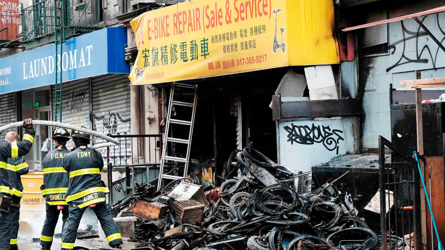Em Nova Iorque, no bairro de Chinatown, um incêndio numa loja de venda e reparação de bicicletas eléctricas, motivado por uma bateria que pegou fogo, queimou por completo o estabelecimento e o apartamento por cima, onde morreram quatro pessoas