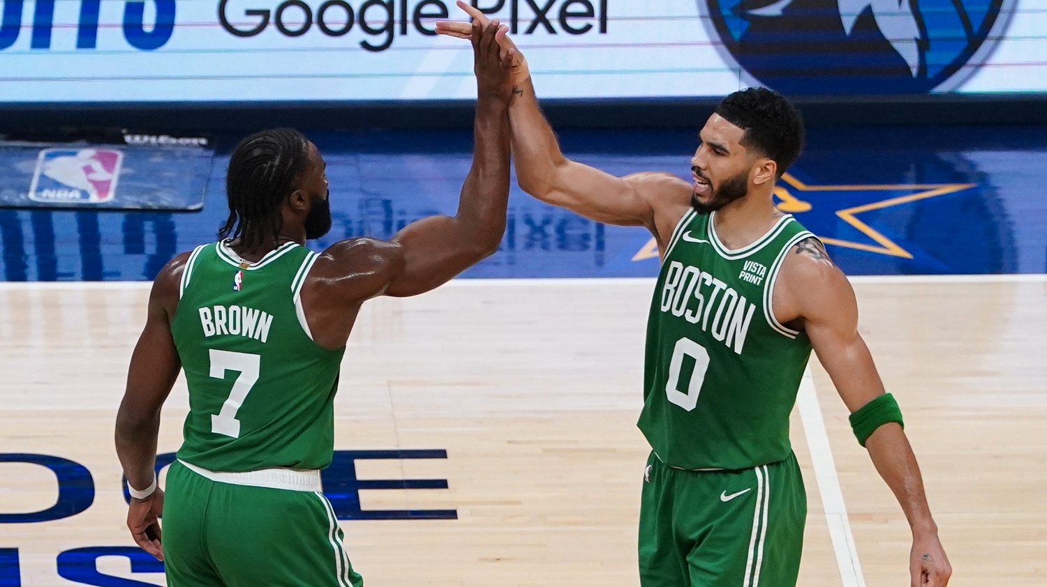 Jaylen Brown e Jayson Tatum marcaram juntos 61 pontos, mais de metade da pontuação dos Celtics no triunfo em Dallas