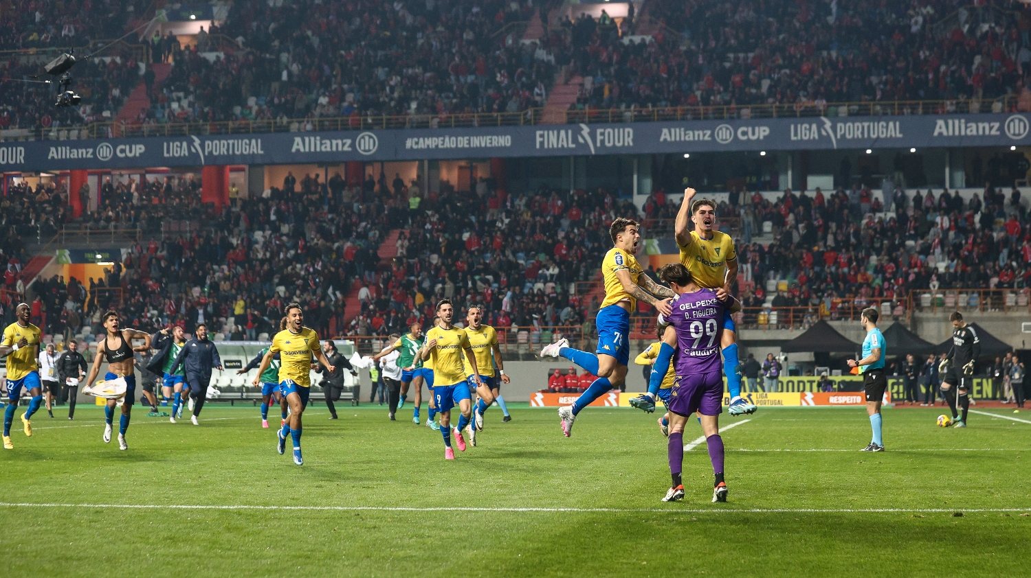 Estoril fez a festa no desempate por grandes penalidades e garantiu a primeira final da Taça da Liga da história