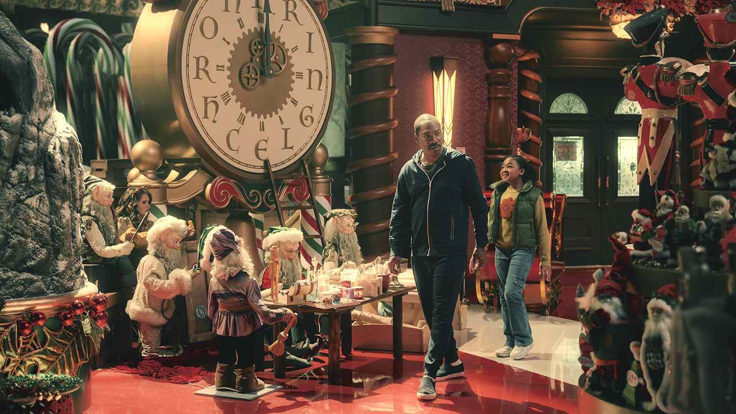 Chris Carver (Eddie Murphy) e a filha na loja de Natal da duende Pepper