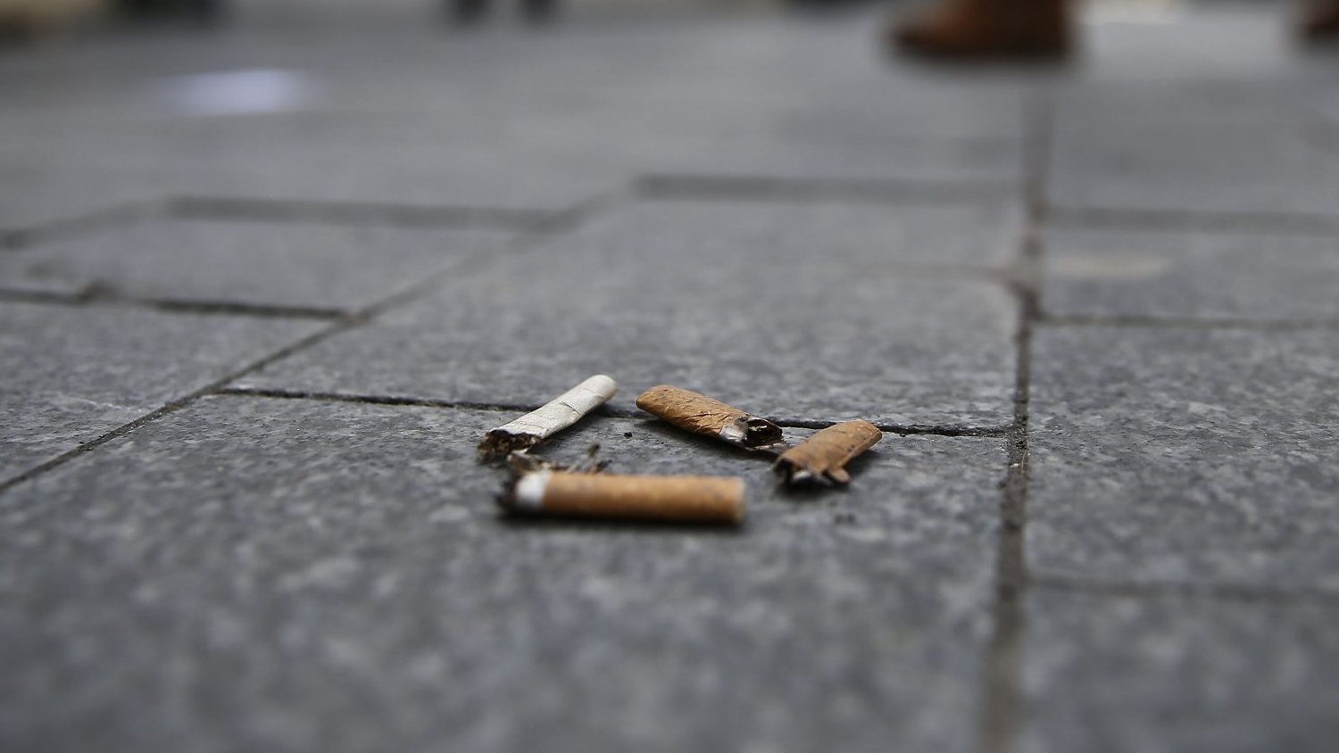 A poluição por beatas dos cigarros resulta do descarte nas ruas e nos sumidouros das caixas de águas pluviais.
