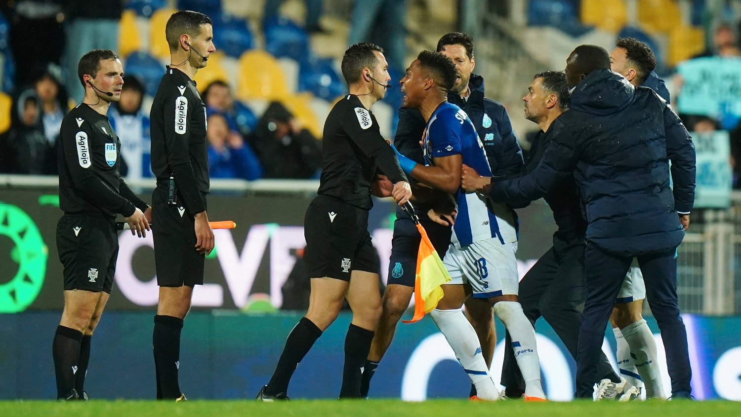 Wendell foi um dos jogadores mais indignados com o árbitro António Nobre no final do Estoril-FC Porto