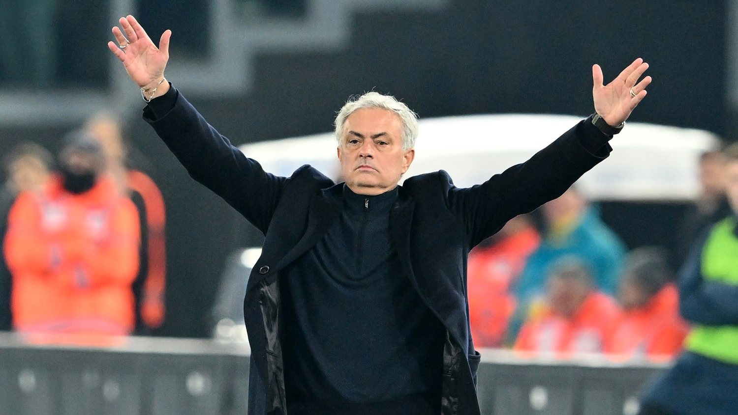 José Mourinho teve mais um jogo particularmente ativo na zona técnica mas não conseguiu impedir derrota da Roma no dérbi com a Lazio