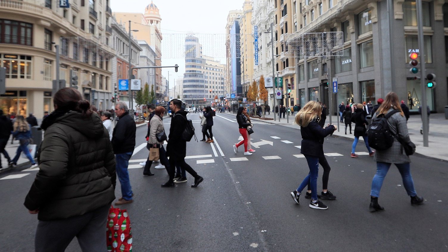 epa07204011 People walk in Gran Via street in Madrid, Spain, 02 December 2018. On 30 November 2018 Madrid city council introduced Madrid Central, a restricted area for private cars to reduce gas emissions in the city center. Madrid Central is a 472 hectares of the city center off-limits to traffic, except for local residents and public transportation.  EPA/FERNANDO ALVARADO