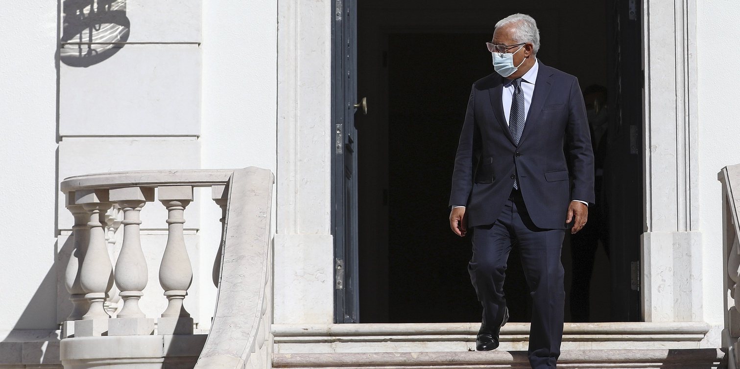 O primeiro-ministro, António Costa, aguarda a chegada do primeiro-ministro de Cabo Verde, Ulisses Correia e Silva (ausente da foto), para uma reunião no Palácio de São Bento, em Lisboa, 05 de novembro de 2021. ANTÓNIO PEDRO SANTOS/LUSA