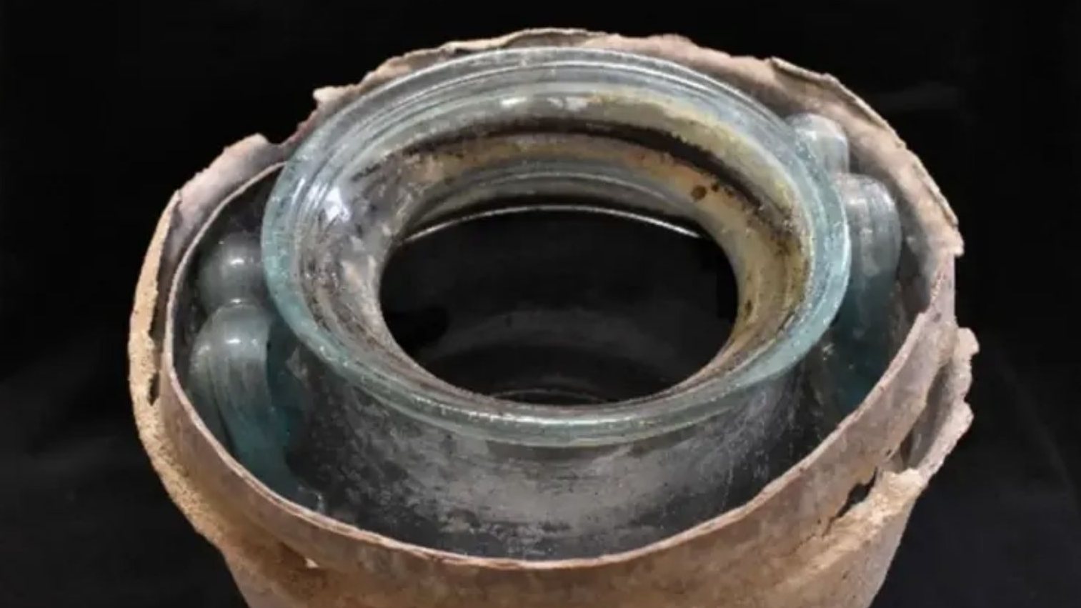 Vinho com 2 mil anos encontrado em urna funerária de vidro com restos mortais em Carmona