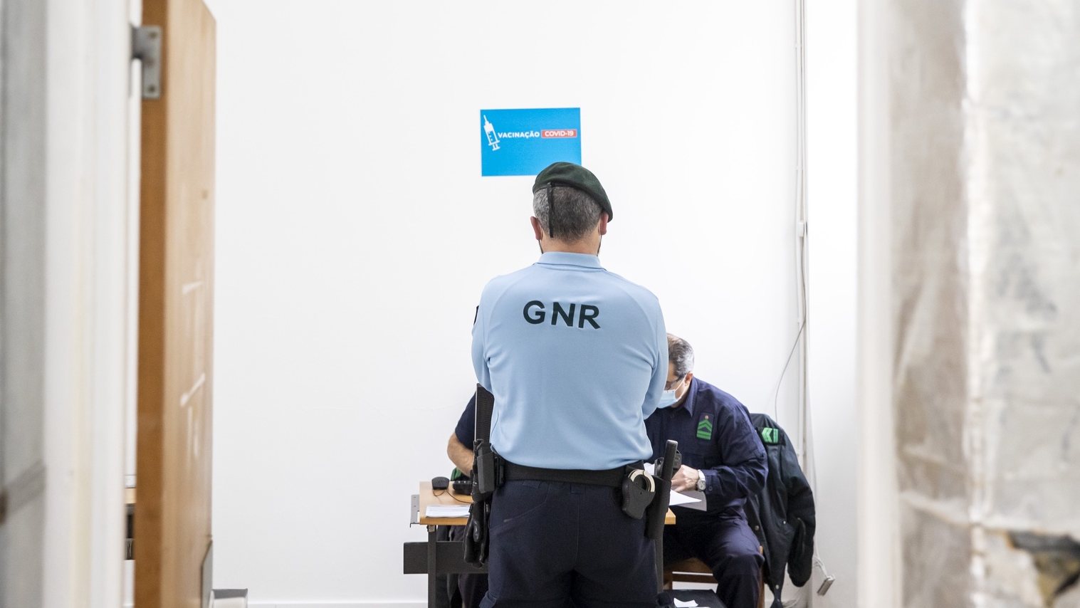 Um militar da Guarda Nacional Republicana aguarda para receber a vacina contra a Covid19, no Quartel de Conde de Lipe, em Lisboa, 13 de fevereiro de 2021. JOSÉ SENA GOULÃO/LUSA