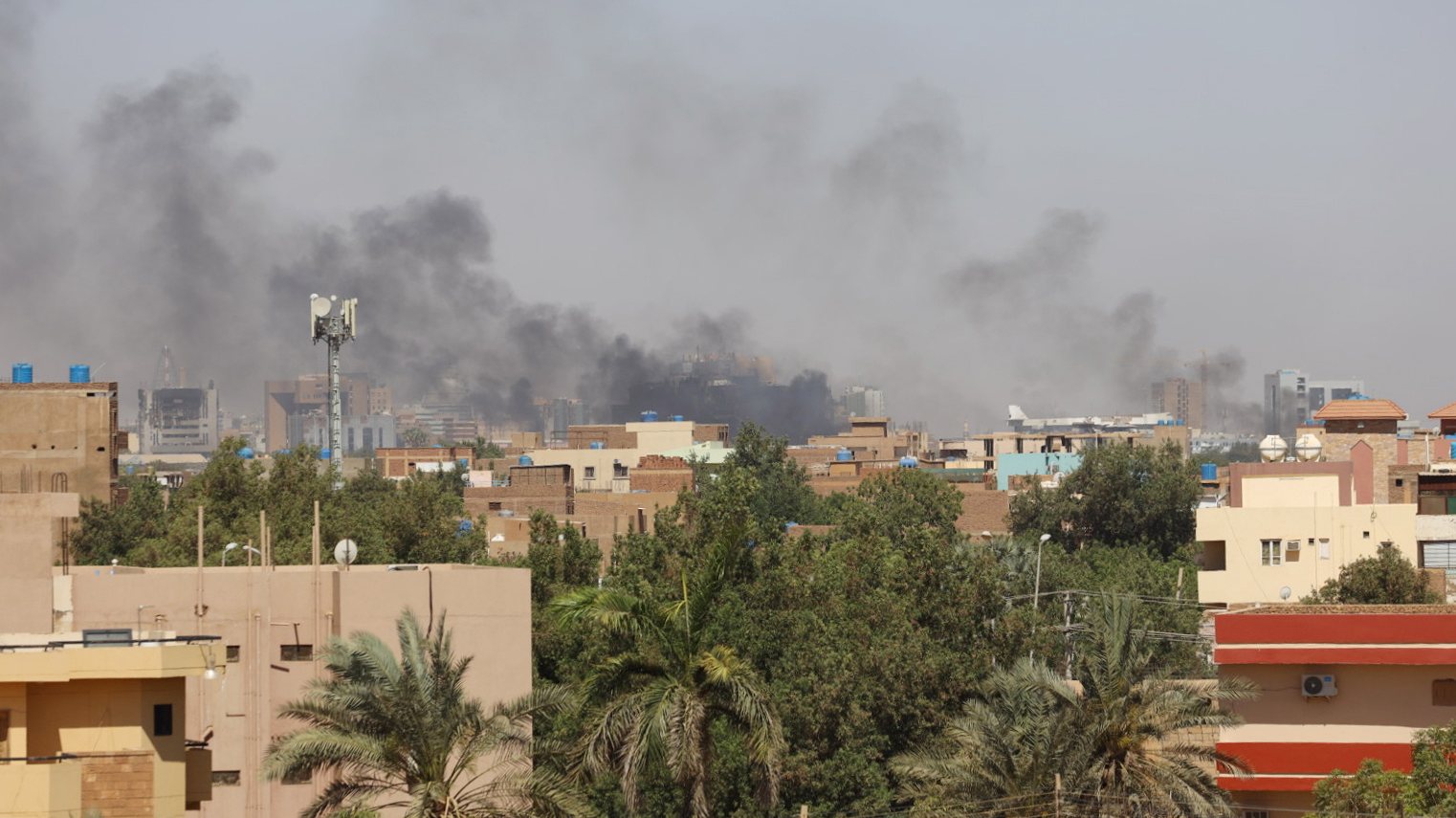 epa10579976 Smoke rises over the city during ongoing fighting between the Sudanese army and paramilitaries of the Rapid Support Forces (RSF) in Khartoum, Sudan, 19 April 2023. A power struggle erupted since 15 April between the Sudanese army led by army Chief General Abdel Fattah al-Burhan and the paramilitaries of the Rapid Support Forces (RSF) led by General Mohamed Hamdan Dagalo, resulting in at least 200 deaths according to doctors&#039; association in Sudan.  EPA/STRINGER