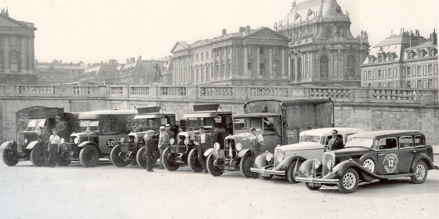 Um desfile da marca Panhard & Levassor em 1935