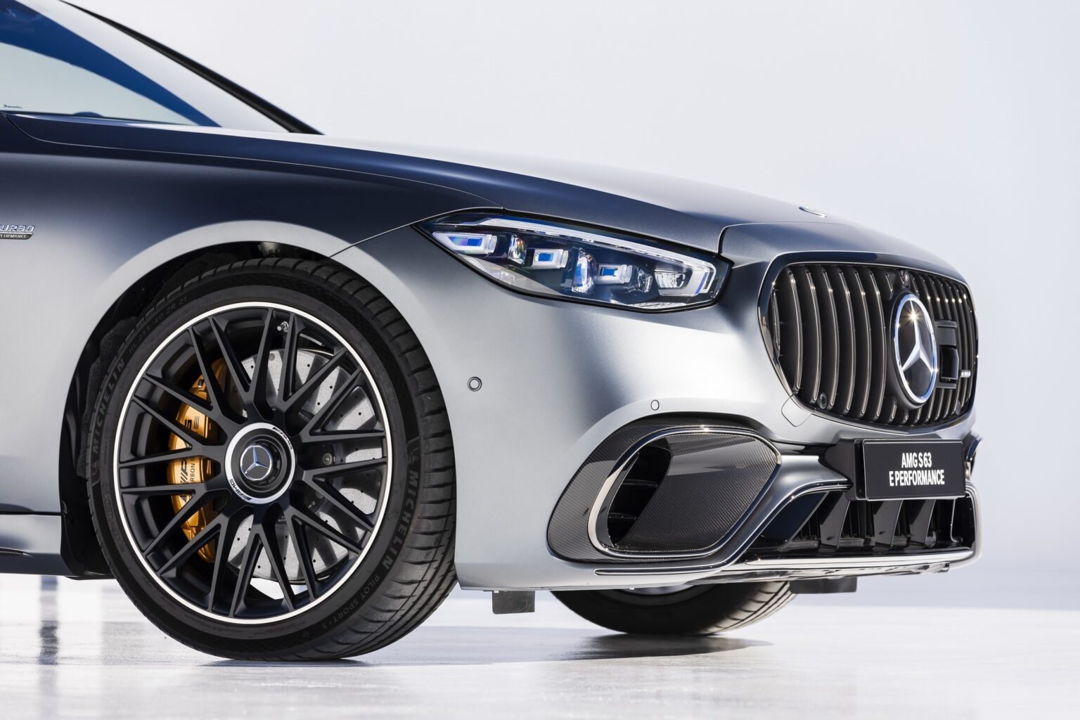 Mercedes-AMG S 63E Performance oferece 802 cv e 33 km em modo eléctrico ...