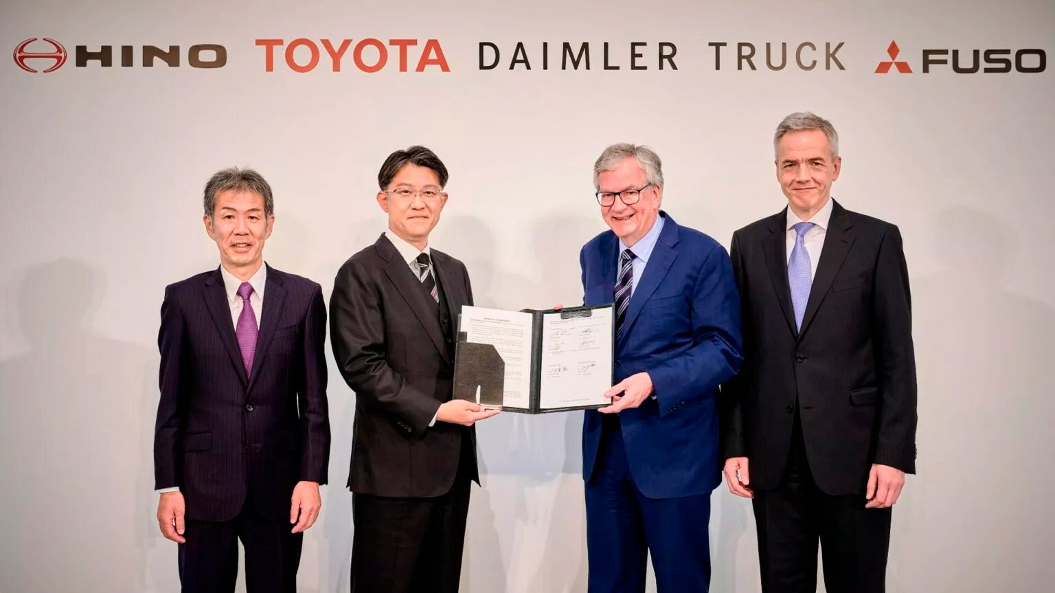 Os CEO envolvidos no memorando de entendimento agora assinado. Da esquerda para a direita, Satoshi Ogiso (Hino Motors), Koji Sato (Toyota), Martin Daum (Daimler Truck) e Karl Deppen (Mitsubishi Fuso)