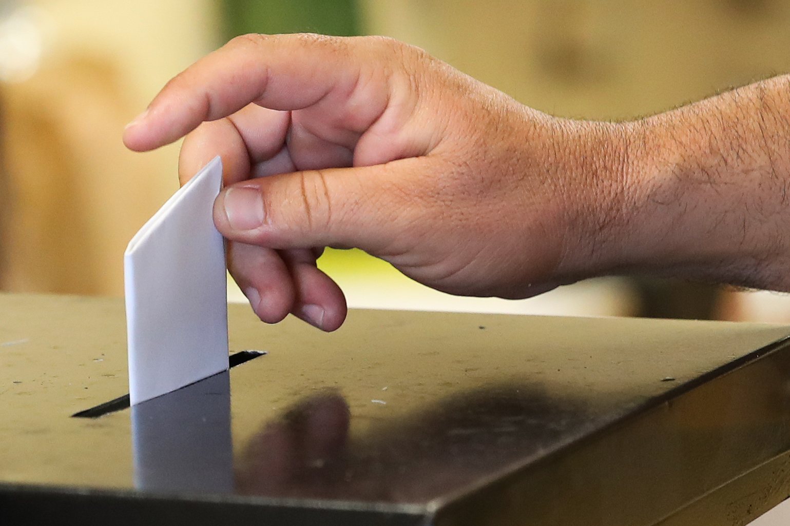 Um cidadão exerce o seu direito de voto  para as eleições Legislativas Regionais da Madeira, esta manhã na freguesia de São Martinho, no Funchal, Madeira, 26 de maio de 2024. HOMEM DE GOUVEIA/LUSA