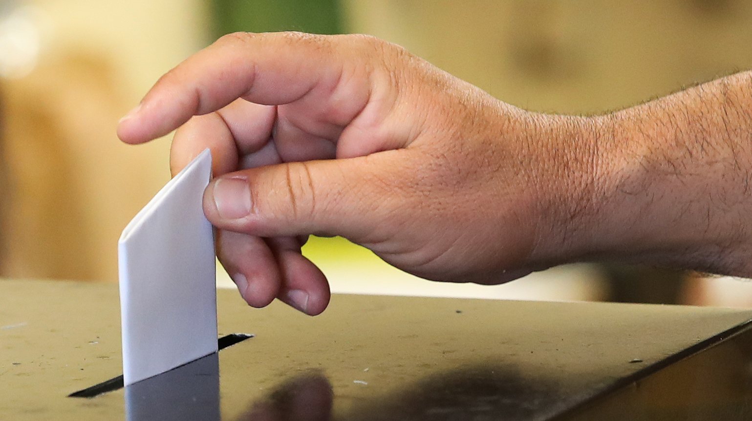 Um cidadão exerce o seu direito de voto  para as eleições Legislativas Regionais da Madeira, esta manhã na freguesia de São Martinho, no Funchal, Madeira, 26 de maio de 2024. HOMEM DE GOUVEIA/LUSA
