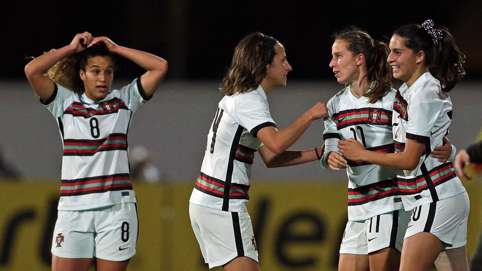 As jogadoras da equipa portuguesa de futebol feminino celebram um golo contra a Noruega na Algarve Cup
