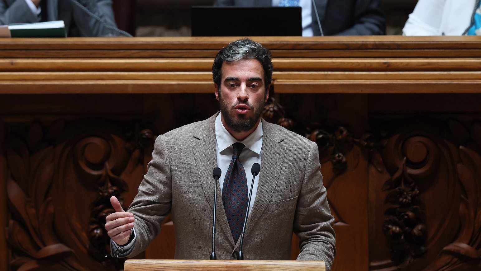 O deputado da Iniciativa Liberal (IL), Mário Amorim Lopes, intervém durante o plenário sobre habitação, na Assembleia da República, em Lisboa, 08 de maio de 2024. MANUEL DE ALMEIDA/LUSA