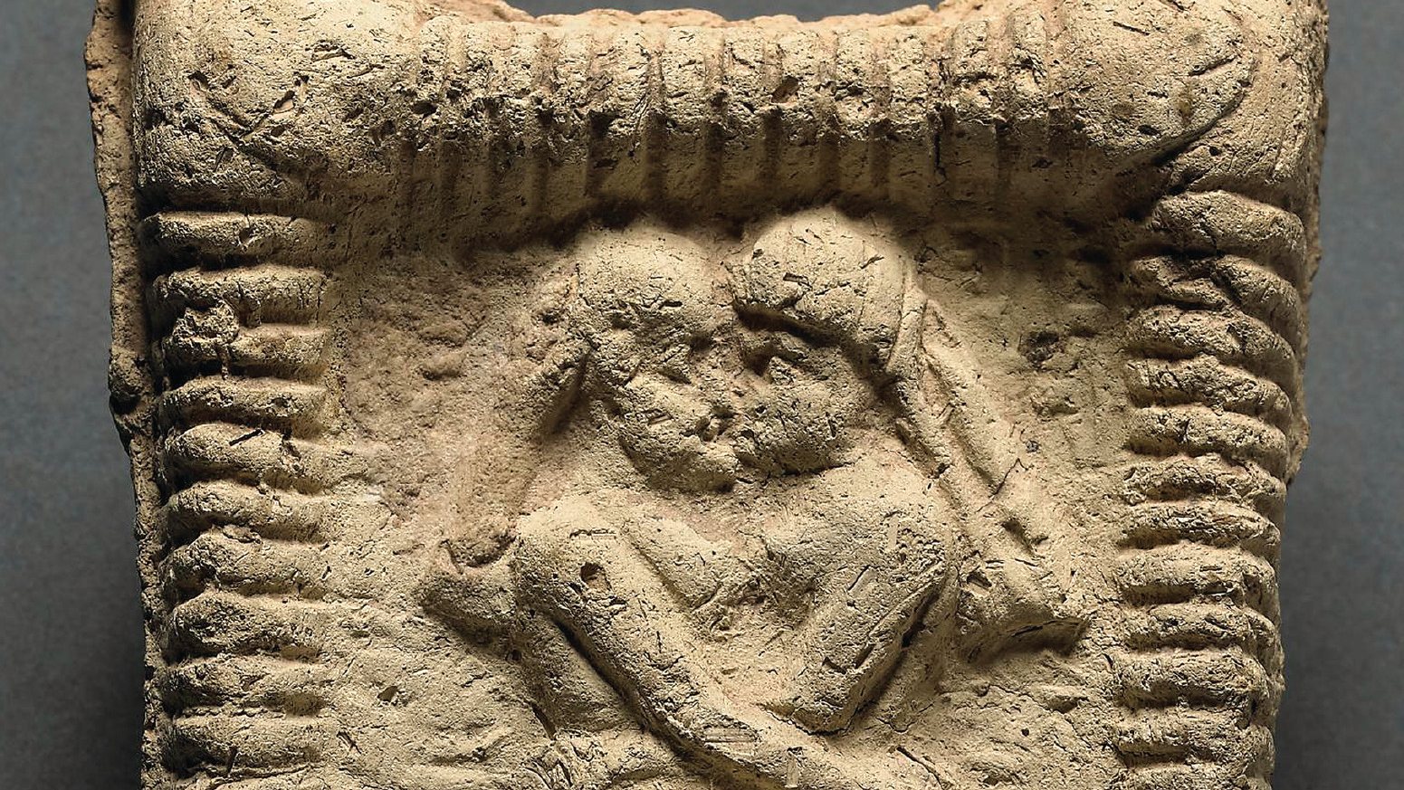 Um modelo de Argila da Mesopotâmia atribuído a 1.800 a.C mostra um casal a beijar-se
