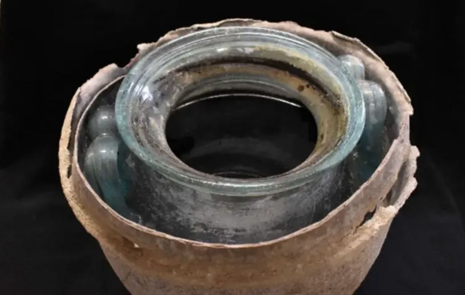 Vinho com dois mil anos encontrado em urna funerária de vidro com restos mortais