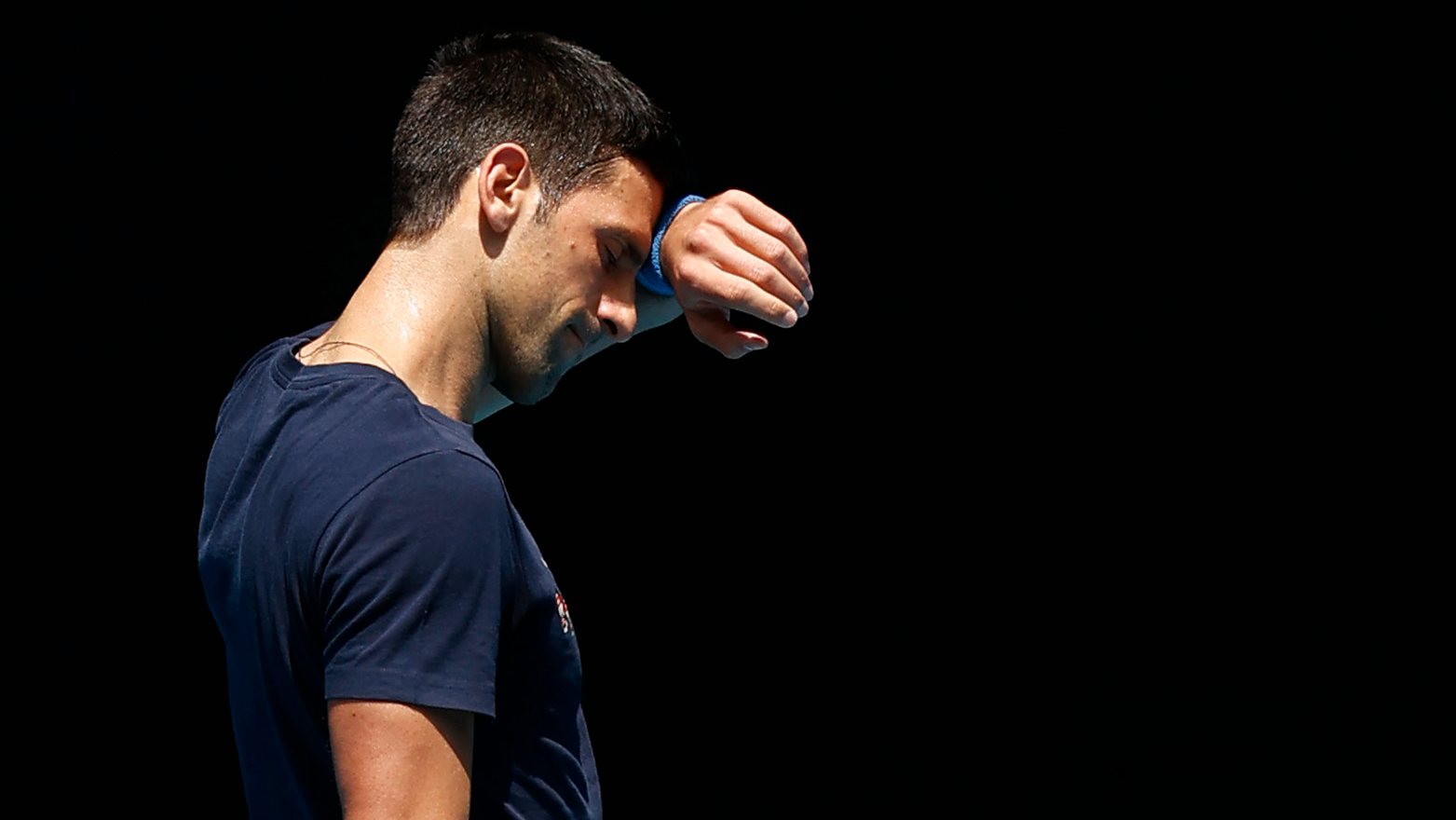 Novak Djokovic continua a treinar na Austrália, já conhece os adversários no primeiro Major da época mas ainda não sabe a 100% se poderá jogar