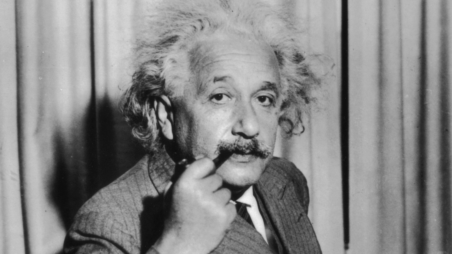 Outros manuscritos de Einstein leiloados incluem uma carta sobre Deus e uma carta sobre o segredo da felicidade