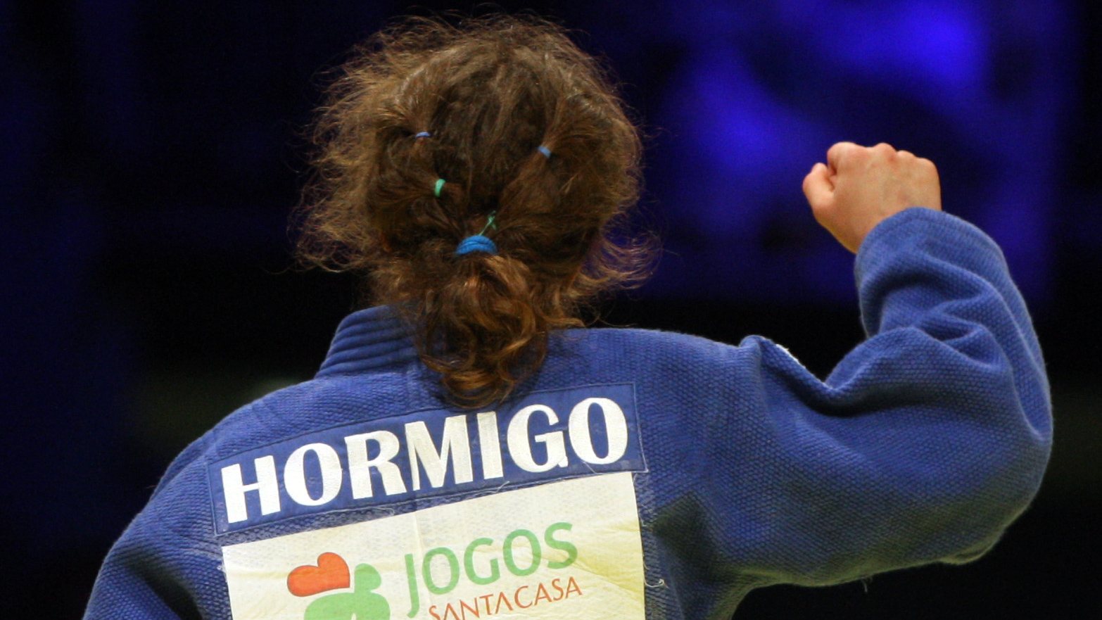 A judoca portuguesa, Ana Hormigo, festeja após vencer a medalha de bronze na categoria de-48 kg, no Campeonato Europeu de Judo que decorre no Pavilhão Atlântico, em Lisboa, a 11 de abril de 2008. INÁCIO ROSA/LUSA