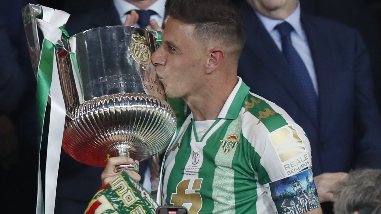 epa09905516 Betis&#039; Captain Joaquin Sanchez kisses the trophy after defeating Valencia in the Spanish King&#039;s Cup final soccer match between Real Betis Balompie and Valencia CF at La Cartuja stadium in Sevile, Andalusia, south Spain, 23 April 2022.  EPA/Julio Munoz