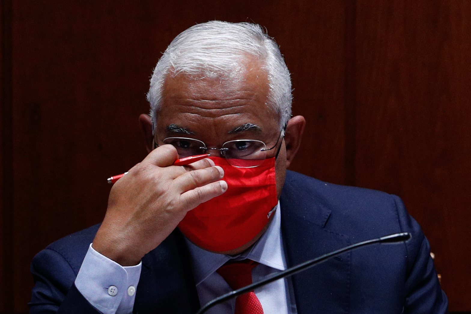 No debate orçamental do ano passado, Costa apareceu de máscara, caneta, pasta e até meias vermelhas. Vermelho PCP?