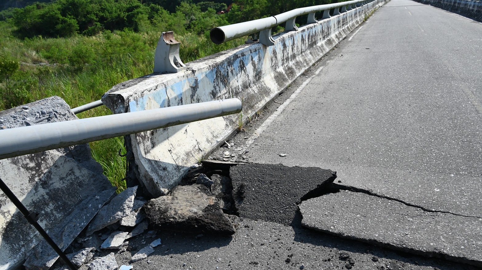 epa10191146 A handout photo released by Hualien county government shows a damaged bridge after a magnitude 6.8 earthquake hit eastern Taiwan, in Hualien county, 18 September 2022. The series of earthquakes and aftershocks caused minor structural damage and derailed a train, but there were no immediate reports of deaths.  EPA/HAULIEN COUNTY GOVERNMENT HANDOUT HANDOUT MANDATORY CREDIT HANDOUT EDITORIAL USE ONLY/NO SALES