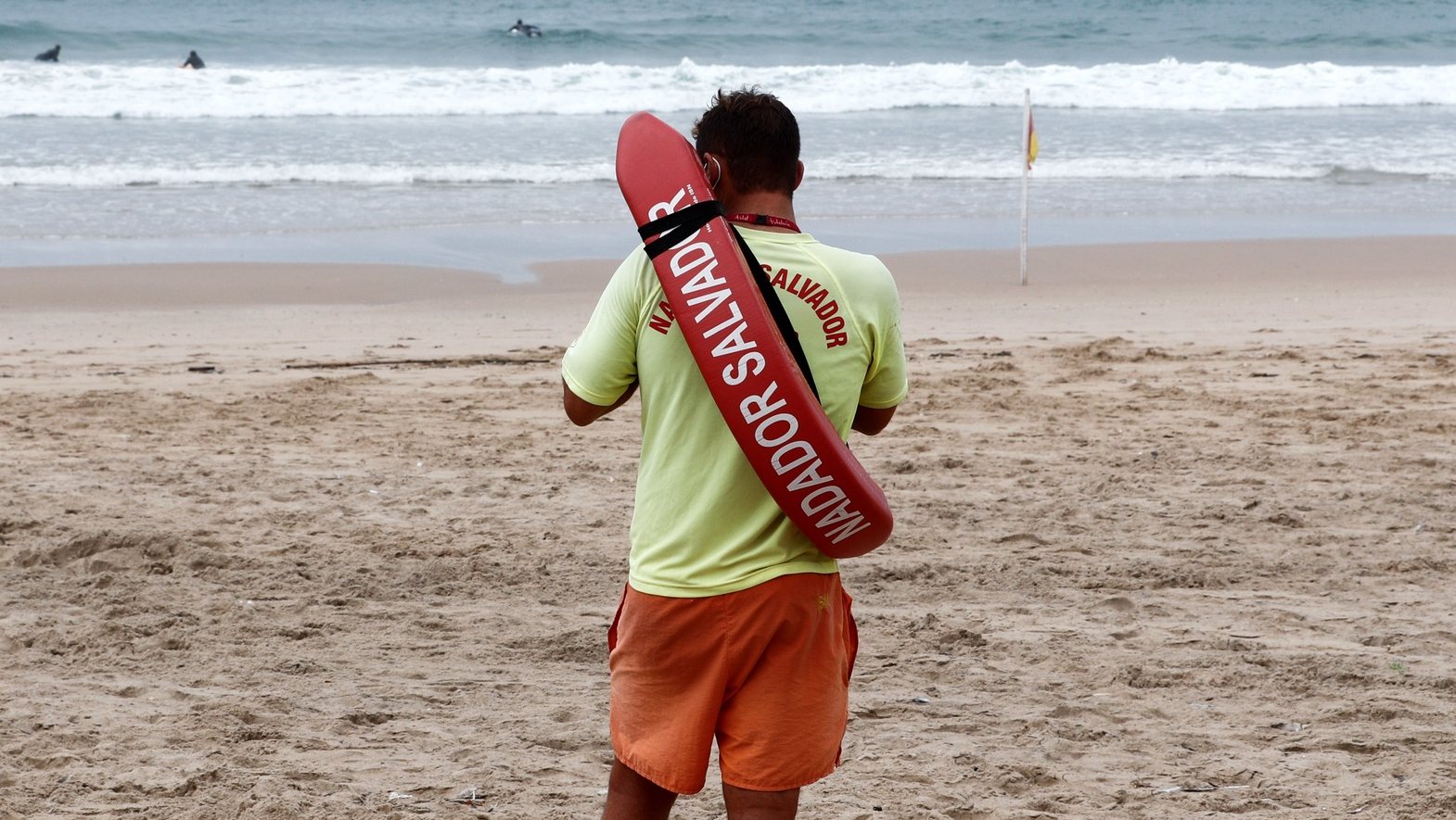 Um nadador salvador assiste à formação nas áreas do resgate e salvamento aquático e Suporte Básico de Vida, numa praia da Costa da Caparica, Almada, 23 de setembro de 2020. ANTÓNIO COTRIM/LUSA