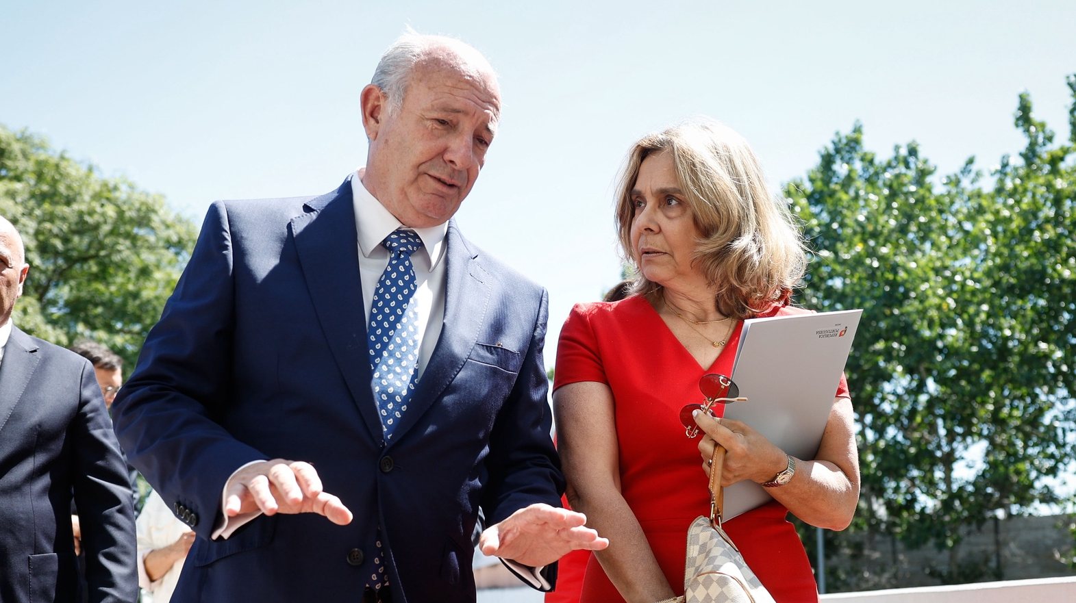 A ministra da Saúde, Ana Paula Martins (D), conversa com o presidente da Unidade Local de Saúde Santa Maria, Carlos Martins (C), à chegada para a inauguração do Centro de Atendimento Clínico (CAC) do Centro de Saúde de Sete Rios, em Lisboa, 01 de agosto de 2024. ANTÓNIO PEDRO SANTOS/LUSA