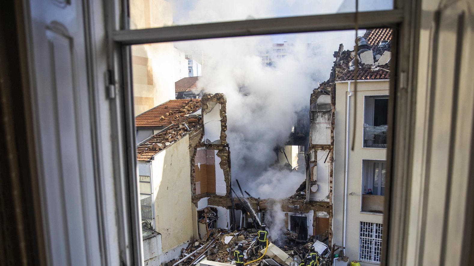 Traseira do prédio destruído na rua de Santa Marta, em Lisboa, 20 de dezembro de 2020. Pelo menos cinco pessoas ficaram feridas, uma em estado grave, durante uma explosão seguida de incêndio, existindo ainda dois desaparecidos, informaram os Bombeiros Sapadores no local. JOSÉ SENA GOULÃO/LUSA