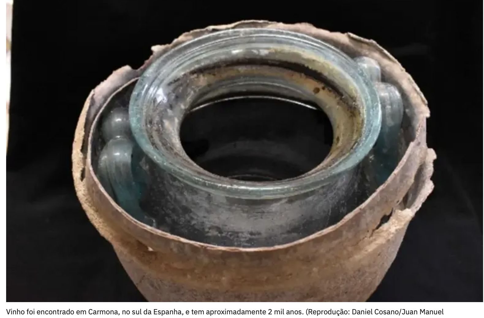 Vinho com 2 mil anos encontrado em urna funerária de vidro com restos mortais em Carmona