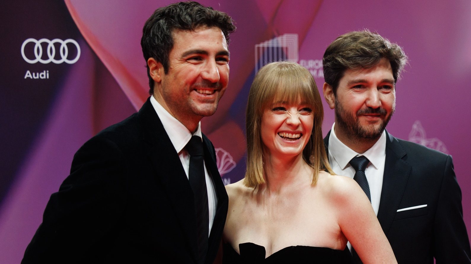epa11020537 German actor Leonie Benesch (C) and German script writer Johannes Duncker (R) and director Ilker Catak (L) attend the red carpet of the 36th European Film Awards ceremony in Berlin, Germany, 09 December 2023. Winners in 24 categories will be presented during the 36th European Film Awards ceremony, taking place in the Arena Berlin.  EPA/CLEMENS BILAN