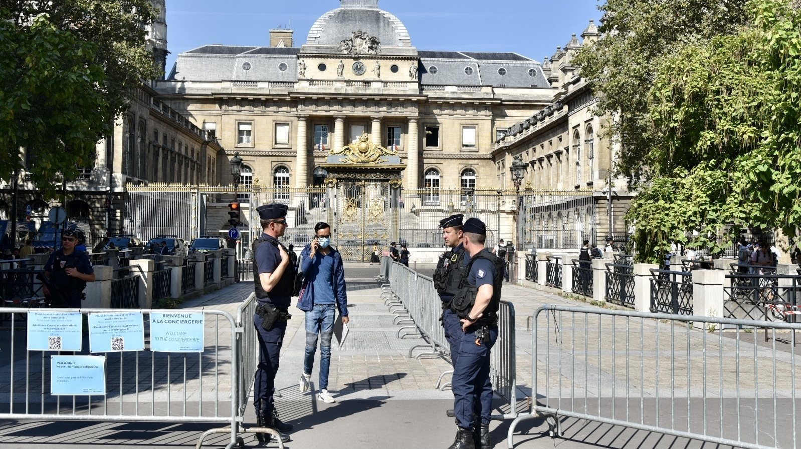 Foi montado um forte dispositivo policial no Palácio de Justiça de Paris