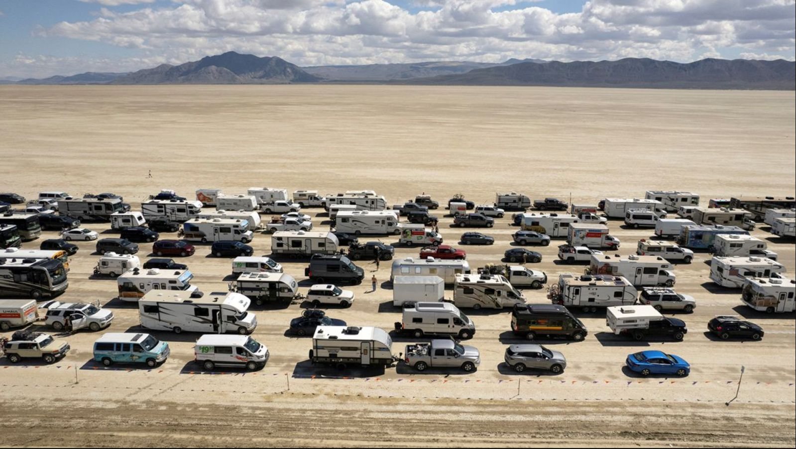Carros a sair do festival Burning Man - Matt Mills McKnight - Reuters