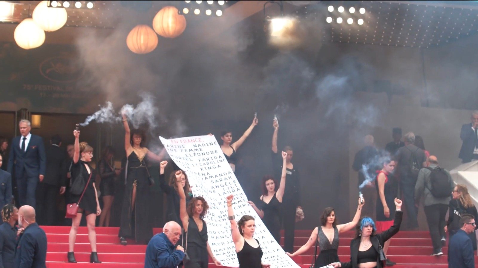 Ao parar nas escadas em frente ao Palais des Festivals, o grupo feminista Les Colleuses detonou granadas de fumo preto